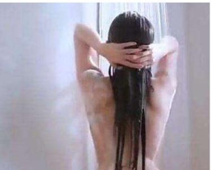 男子发现女子在家洗澡 回家取自拍杆架设手机偷拍